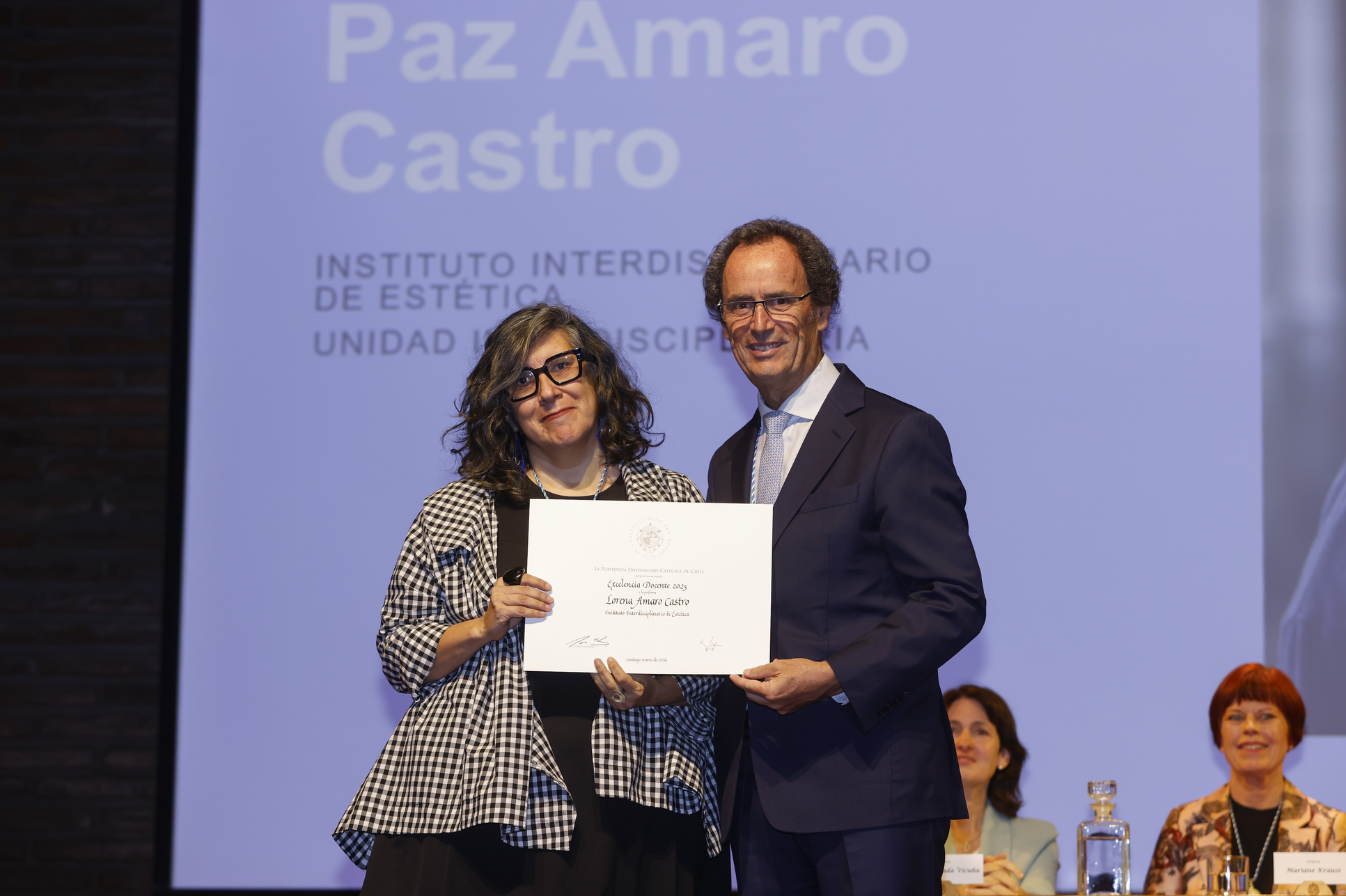 Profesora Lorena Amaro recibe el Premio de Reconocimiento a la Excelencia Docente 2025